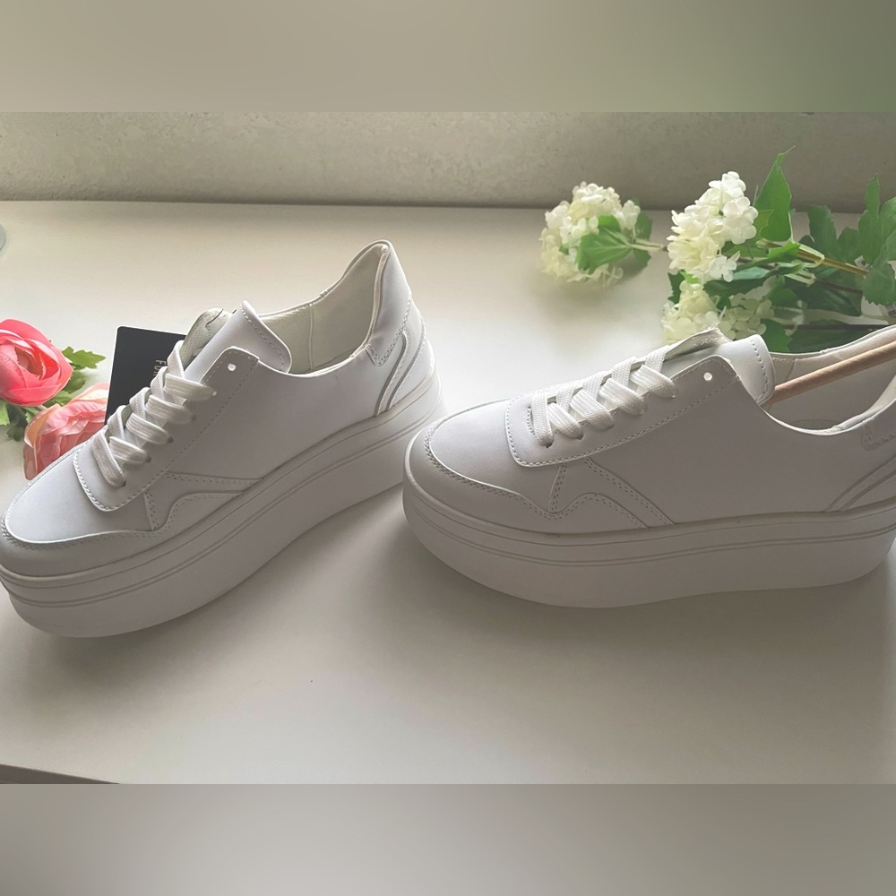 Y2K style, women’s size 6 with a 2.5 inch platform